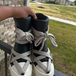 Worn twice! Rick owens… can be worn by women or men …. Size 8 in women